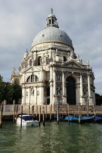 Bazilika Santa Maria della Salute (Basilica di Santa Maria della Salute): monumentální barokní kostel je symbolem vítězství nad morem a nepřehlédnutelnou dominantou Bazilika Santa Maria della Salute v Benátkách v Itálii