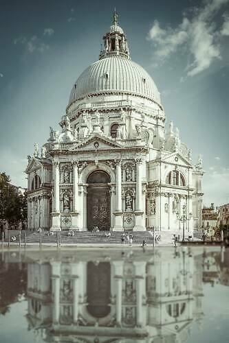 Bazilika Santa Maria della Salute (Basilica di Santa Maria della Salute): monumentální barokní kostel je symbolem vítězství nad morem a nepřehlédnutelnou dominantou Bazilika Santa Maria della Salute v Benátkách v Itálii