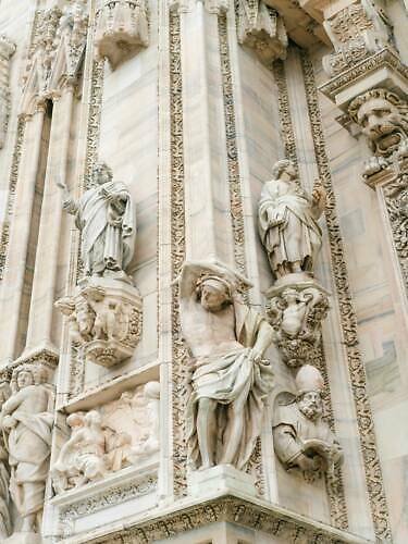 Katedrála Narození Panny Marie v Milánu (Duomo di Milano): monumentální gotický chrám je jeden z největších na světě; jeho výstavba trvala stovky let Katedrála Narození Panny Marie v Milánu (Duomo di Milano)