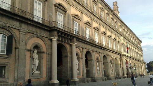 Královský palác v Neapoli (Palazzo Reale di Napoli): vstup(né), otevírací doba, tipy, zajímavosti, mapa a další italie neapol kralovsky palac