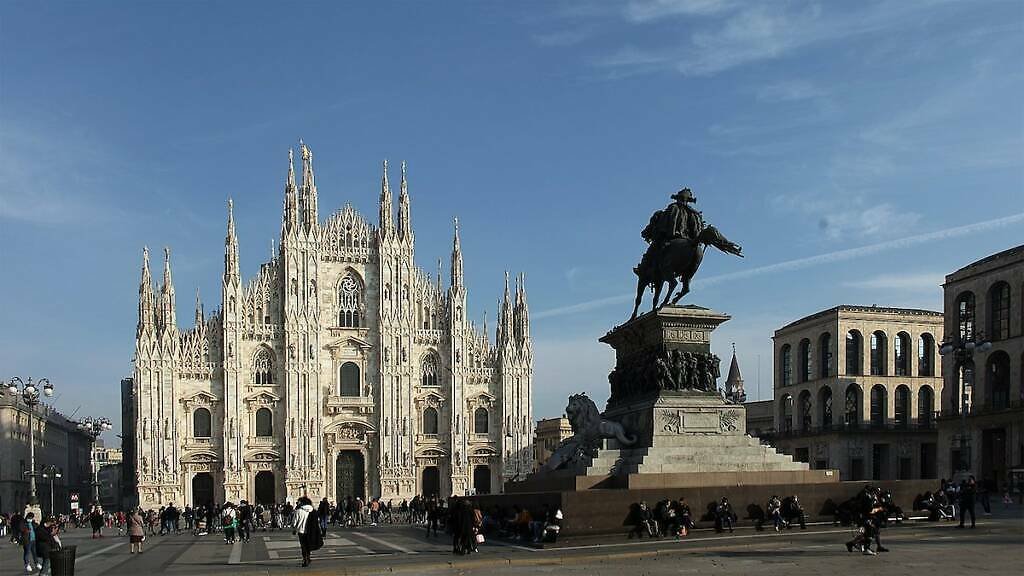 Katedrála Narození Panny Marie v Milánu (Duomo di Milano): monumentální gotický chrám je jeden z největších na světě; jeho výstavba trvala stovky let Katedrála Narození Panny Marie v Milánu (Duomo di Milano)