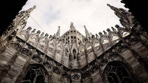 Katedrála Narození Panny Marie v Milánu (Duomo di Milano): monumentální gotický chrám je jeden z největších na světě; jeho výstavba trvala stovky let Katedrála Narození Panny Marie v Milánu (Duomo di Milano)