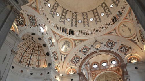 Kostel Panny Marie Milostivé v Milánu (Chiesa di Santa Maria delle Grazie di Milano): domov fresky Poslední večeře od Leonarda da Vinci a hrobka rodiny Sforzů Kostel Panny Marie Milostivé v Milánu