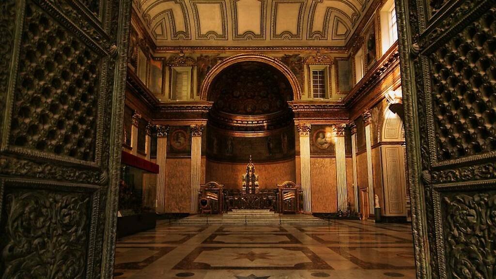 Královský palác v Neapoli (Palazzo Reale di Napoli): vstup(né), otevírací doba, tipy, zajímavosti, mapa a další kralovsky palac italie neapol