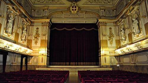 Královský palác v Neapoli (Palazzo Reale di Napoli): vstup(né), otevírací doba, tipy, zajímavosti, mapa a další kralovsky palac neapol divadlo