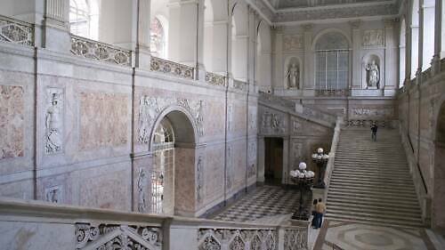 Královský palác v Neapoli (Palazzo Reale di Napoli): vstup(né), otevírací doba, tipy, zajímavosti, mapa a další kralovsky palac neapol italie