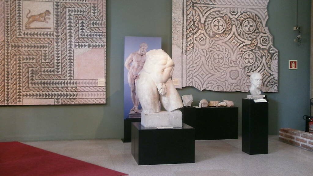 Městské archeologické muzeum v Milánu (Civico Museo Archeologico di Milano): vstup(né), otevírací doba, tipy, zajímavosti, mapa a další mestske archeologicke muzeum galerie socha