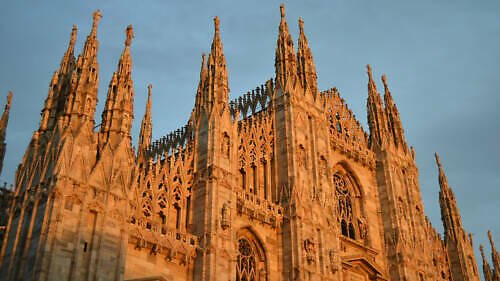 Katedrála Narození Panny Marie v Milánu (Duomo di Milano): monumentální gotický chrám je jeden z největších na světě; jeho výstavba trvala stovky let Katedrála Narození Panny Marie v Milánu (Duomo di Milano)