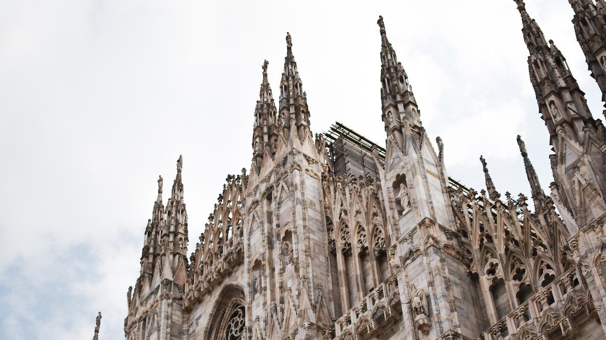 Náměstí zázraků (Piazza dei Miracoli): vstup(né), otevírací doba, tipy, zajímavosti, mapa a další milano namesti piazza del duomo architektura