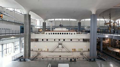 Národní muzeum vědy a techniky Leonarda Da Vinci (Museo Nazionale Scienza e Tecnologia Leonardo da Vinci): největší italské muzeum svého druhu věnované legendárnímu vynálezci Národní muzeum vědy a technologie Leonardo da Vinci v Miláně v Itálii