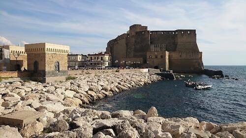 Hrad zlatého vejce (Castel dell'Ovo): vstup(né), otevírací doba, tipy, zajímavosti, mapa a další neapol hrad zlateho vejce