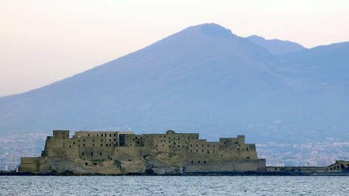 Hrad zlatého vejce (Castel dell'Ovo): vstup(né), otevírací doba, tipy, zajímavosti, mapa a další neapol italie vajecny hrad