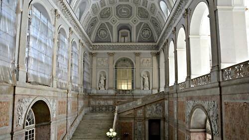 Královský palác v Neapoli (Palazzo Reale di Napoli): vstup(né), otevírací doba, tipy, zajímavosti, mapa a další neapol kralovsky palac