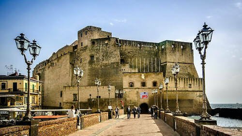 Hrad zlatého vejce (Castel dell'Ovo): vstup(né), otevírací doba, tipy, zajímavosti, mapa a další neapol vajecny hrad