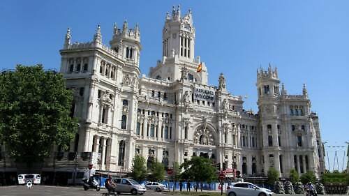 Palác Cibeles (Palacio de Cibeles): zajímavosti, mapa, vstup(né) & tipy Budovu navrhli mladí španělští architekti Antonio Palacios a Joaquín Otamendi