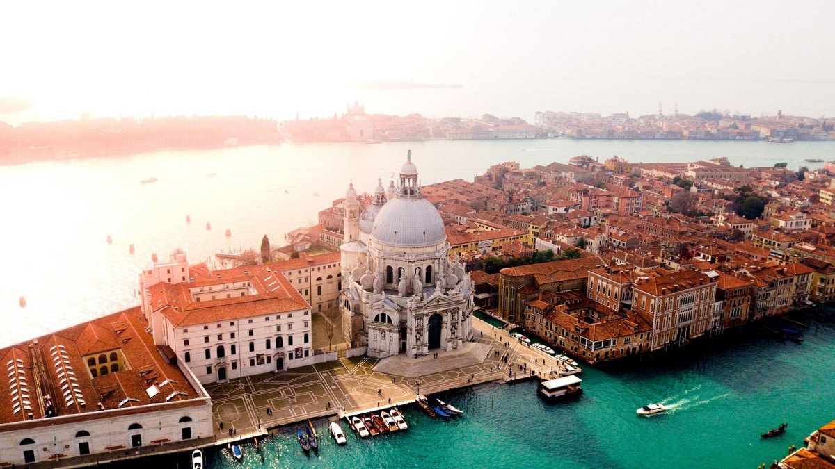 Bazilika Santa Maria della Salute (Basilica di Santa Maria della Salute): monumentální barokní kostel je symbolem vítězství nad morem a nepřehlédnutelnou dominantou Bazilika Santa Maria della Salute v Benátkách v Itálii