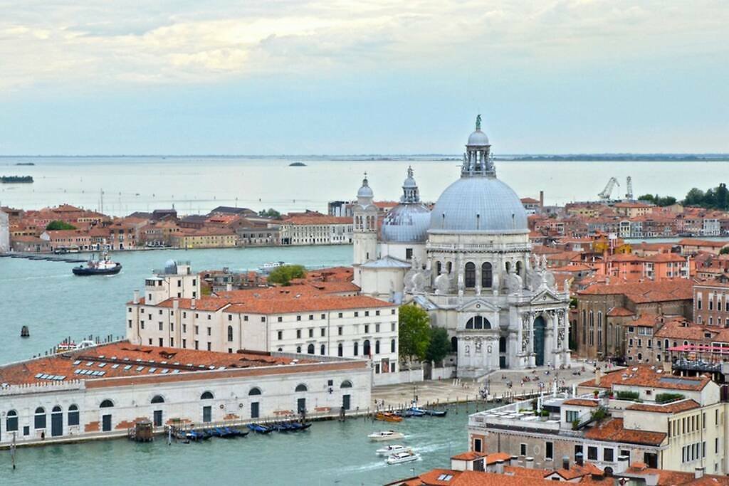 Bazilika Santa Maria della Salute (Basilica di Santa Maria della Salute): monumentální barokní kostel je symbolem vítězství nad morem a nepřehlédnutelnou dominantou Bazilika Santa Maria della Salute v Benátkách v Itálii