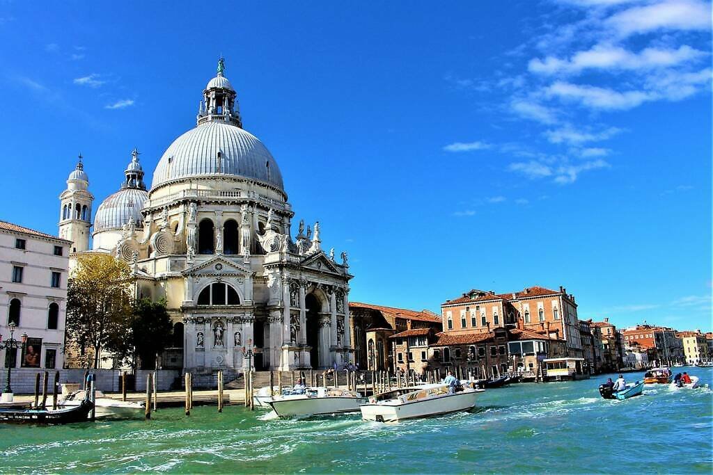Bazilika Santa Maria della Salute (Basilica di Santa Maria della Salute): monumentální barokní kostel je symbolem vítězství nad morem a nepřehlédnutelnou dominantou Bazilika Santa Maria della Salute v Benátkách v Itálii