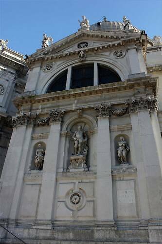 Bazilika Santa Maria della Salute (Basilica di Santa Maria della Salute): monumentální barokní kostel je symbolem vítězství nad morem a nepřehlédnutelnou dominantou Bazilika Santa Maria della Salute v Benátkách v Itálii