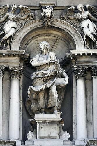 Bazilika Santa Maria della Salute (Basilica di Santa Maria della Salute): monumentální barokní kostel je symbolem vítězství nad morem a nepřehlédnutelnou dominantou Bazilika Santa Maria della Salute v Benátkách v Itálii