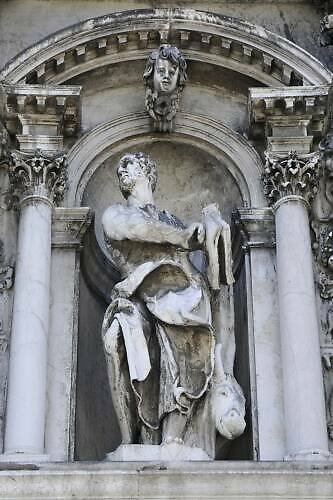 Bazilika Santa Maria della Salute (Basilica di Santa Maria della Salute): monumentální barokní kostel je symbolem vítězství nad morem a nepřehlédnutelnou dominantou Bazilika Santa Maria della Salute v Benátkách v Itálii