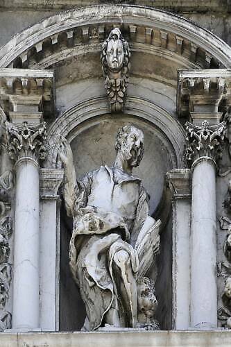 Bazilika Santa Maria della Salute (Basilica di Santa Maria della Salute): monumentální barokní kostel je symbolem vítězství nad morem a nepřehlédnutelnou dominantou Bazilika Santa Maria della Salute v Benátkách v Itálii