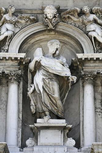 Bazilika Santa Maria della Salute (Basilica di Santa Maria della Salute): monumentální barokní kostel je symbolem vítězství nad morem a nepřehlédnutelnou dominantou Bazilika Santa Maria della Salute v Benátkách v Itálii