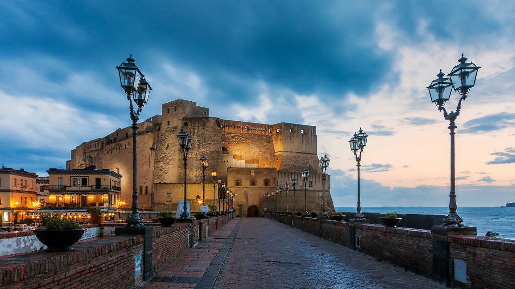 Hrad zlatého vejce (Castel dell'Ovo): vstup(né), otevírací doba, tipy, zajímavosti, mapa a další vajecny hrad italie