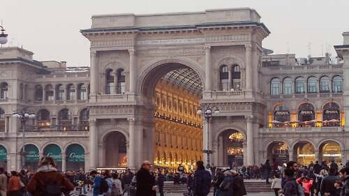 Galerie Viktora Emanuela II. (Galleria Vittorio Emanuele II): luxusní nákupní pasáž, která vznikla jako pocta 1. králi sjednocené Itálie Galerie Viktora Emanuela II. v Miláně v Itálii