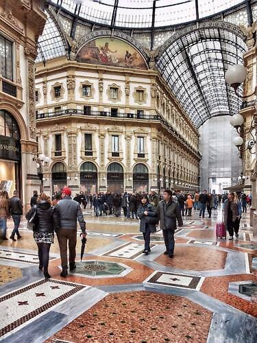 Galerie Viktora Emanuela II. (Galleria Vittorio Emanuele II): luxusní nákupní pasáž, která vznikla jako pocta 1. králi sjednocené Itálie Galerie Viktora Emanuela II. v Miláně v Itálii