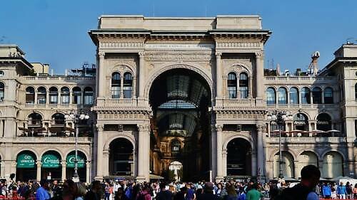 Galerie Viktora Emanuela II. (Galleria Vittorio Emanuele II): luxusní nákupní pasáž, která vznikla jako pocta 1. králi sjednocené Itálie Galerie Viktora Emanuela II. v Miláně v Itálii