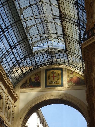 Galerie Viktora Emanuela II. (Galleria Vittorio Emanuele II): luxusní nákupní pasáž, která vznikla jako pocta 1. králi sjednocené Itálie Galerie Viktora Emanuela II. v Miláně v Itálii