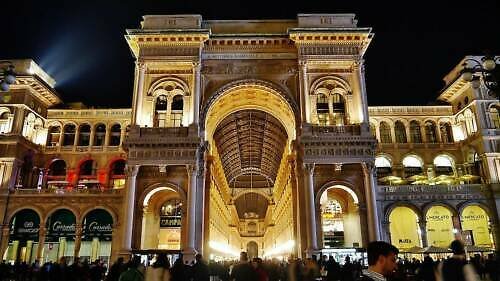 Galerie Viktora Emanuela II. (Galleria Vittorio Emanuele II): luxusní nákupní pasáž, která vznikla jako pocta 1. králi sjednocené Itálie Galerie Viktora Emanuela II. v Miláně v Itálii