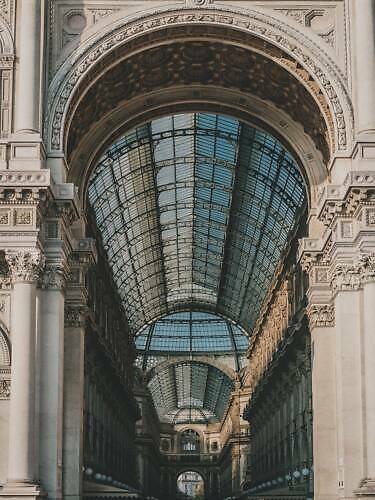 Galerie Viktora Emanuela II. (Galleria Vittorio Emanuele II): luxusní nákupní pasáž, která vznikla jako pocta 1. králi sjednocené Itálie Galerie Viktora Emanuela II. v Miláně v Itálii
