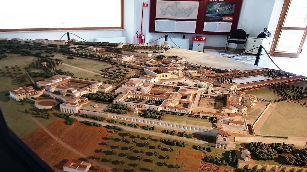 Hadriánova vila (Villa Adriana): rozlehlá luxusní rezidence římského císaře, z níž se dochovalo jenom málo, ale pořád dokáže uchvátit Model znázorňující rozložení Hadriánovi vily