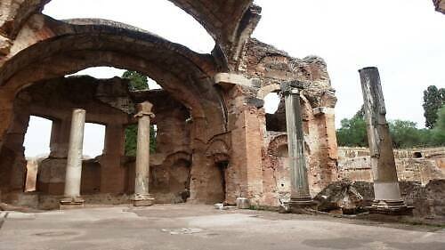 Hadriánova vila (Villa Adriana): rozlehlá luxusní rezidence římského císaře, z níž se dochovalo jenom málo, ale pořád dokáže uchvátit Stavba byla inspirována slavnými stavbami starého Řecka a Egypta