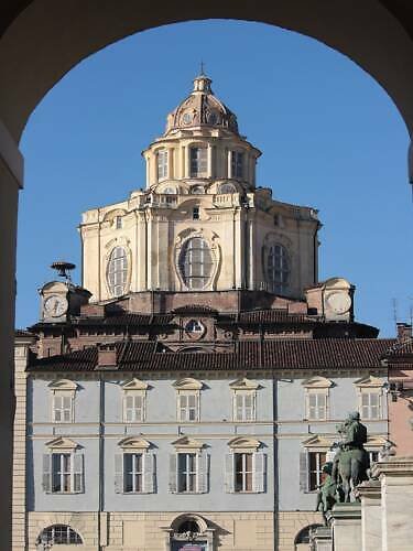 Kostel San Lorenzo (Real Chiesa di San Lorenzo): vstup(né), otevírací doba, tipy, zajímavosti, mapa a další Stavba nemá fasádu, protože stojí v bloku domů na hlavním turínském náměstí