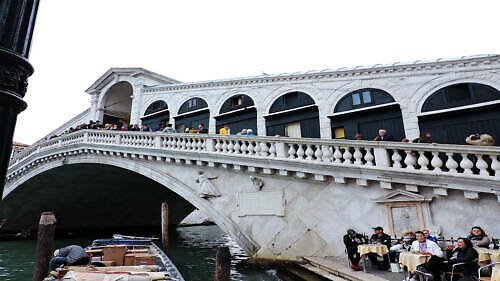 Most Rialto (Ponte di Rialto): ikona benátského Velkého kanálu, která spojuje historii a obchod Most Rialto v Benátkách v Itálii