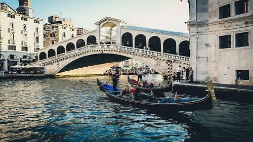 Most Rialto (Ponte di Rialto): ikona benátského Velkého kanálu, která spojuje historii a obchod Most Rialto v Benátkách v Itálii