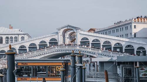 Most Rialto (Ponte di Rialto): ikona benátského Velkého kanálu, která spojuje historii a obchod Most Rialto v Benátkách v Itálii