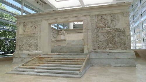 Oltář míru (Ara Pacis): symbol císařského triumfu a absolutní dominance v tehdy známém světě (Pax Romana) Oltář míru v Římě v Itálii