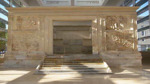 Oltář míru (Ara Pacis): symbol císařského triumfu a absolutní dominance v tehdy známém světě (Pax Romana) Oltář míru v Římě v Itálii