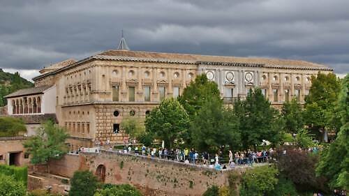 Palác Karla V. (Palacio de Carlos V): vstup(né), otevírací doba, tipy, zajímavosti, mapa a další Palác Karla V. v Alhambře v Granadě