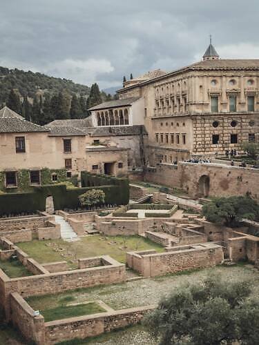 Palác Karla V. (Palacio de Carlos V): vstup(né), otevírací doba, tipy, zajímavosti, mapa a další Palác Karla V. v Alhambře v Granadě