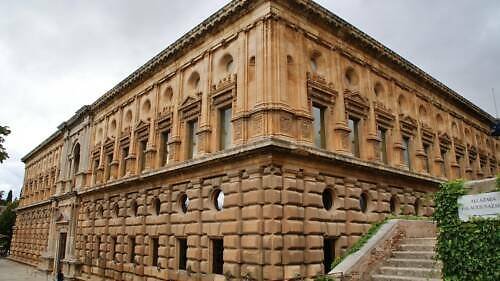 Palác Karla V. (Palacio de Carlos V): vstup(né), otevírací doba, tipy, zajímavosti, mapa a další Palác Karla V. v Alhambře v Granadě