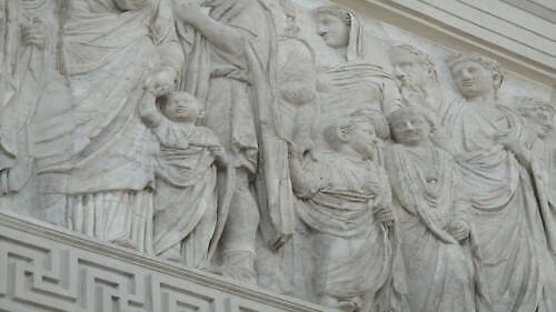 Oltář míru (Ara Pacis): symbol císařského triumfu a absolutní dominance v tehdy známém světě (Pax Romana) Oltář míru v Římě v Itálii