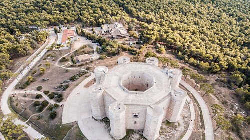 Castel del Monte: koruna Apulie obestřená „osmičkovým“ tajemstvím a nejslavnější hrad vrcholného středověku Jeho počátky sahají do první poloviny 13. století, kdy jej nechal postavit císař Fridrich II. Štaufský
