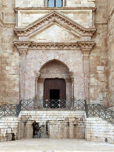 Castel del Monte: koruna Apulie obestřená „osmičkovým“ tajemstvím a nejslavnější hrad vrcholného středověku Každý sál má věže, ve kterých jsou buď schodiště vedoucí nahoru a dolů, nebo hygienická zařízení