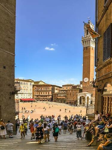 Piazza del Campo: světově známé „mušlové“ středověké náměstí, tržiště i centrum dění, které proslavily i koňské dostihy Palio di Siena Z náměstí se do města rozbíhá jedenáct úzkých, stinných ulic