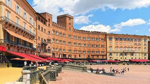 Piazza del Campo: světově známé „mušlové“ středověké náměstí, tržiště i centrum dění, které proslavily i koňské dostihy Palio di Siena Po okrajích náměstí se dvakrát ročně konají koňské dostihy Palio di Siena